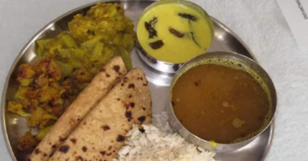 सिर्फ 10 रुपये में यहां मिलता है भरपेट खाना, रोटी-सब्जी के साथ मिलेगा मीठा भी, आ जाएगा मजा!