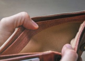 घर के इन जगहों पर भूलकर भी न रखें पैसा, पैर जकड़ के बैठ जाएगी कंगाली, जानें ज्योतिष से पूरी बात