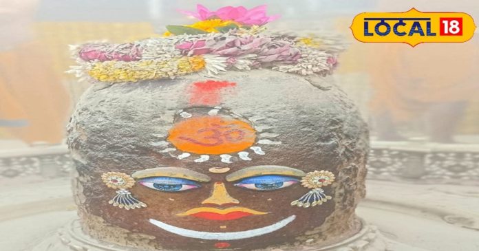 भस्म आरती में आज बाबा का अलौकिक श्रृंगार, सूर्य तिलक,