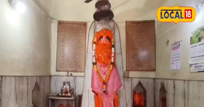 मंदिर में इस अवस्था में विराजमान हैं पवन पुत्र हनुमान,