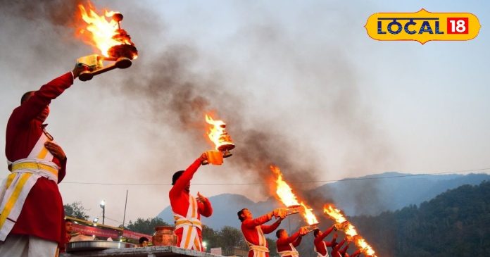 विश्व प्रसिद्ध है ऋषिकेश के त्रिवेणी में होने वाली संध्या