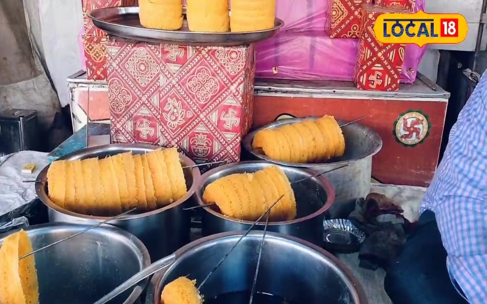 Makar Sankranti 2025: गिरिडीह में मकर संक्रांति पर है अलग परंपरा, लोग तिलकुट के साथ खाते हैं राजस्थानी मिठाई