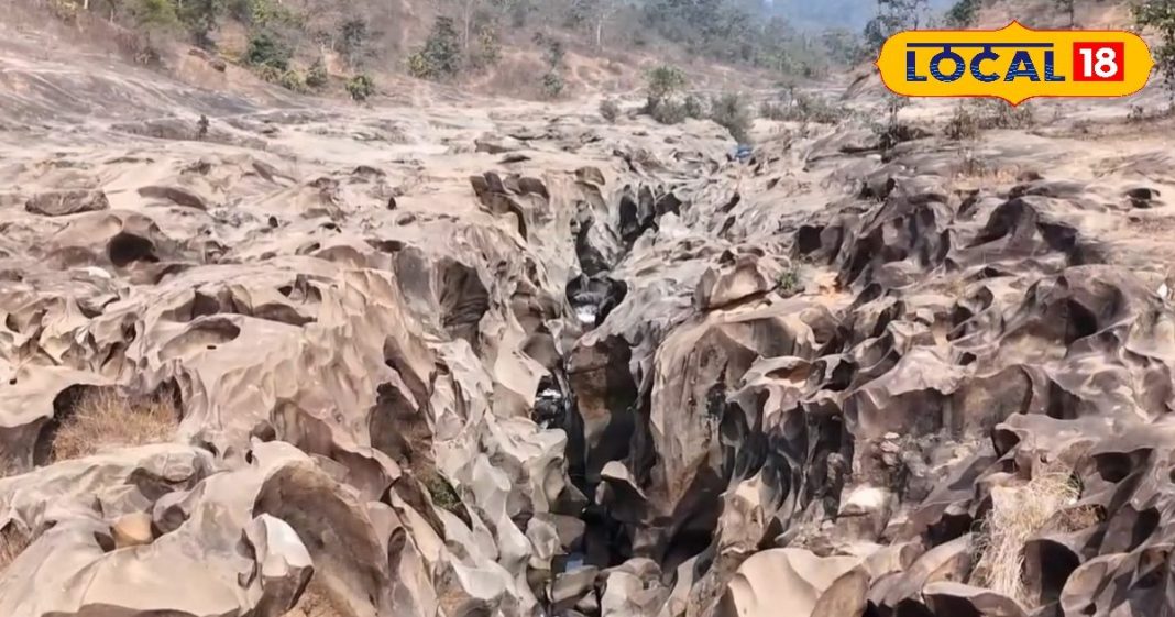 झारखंड में कुदरत का करिश्मा…लोग कहते हैं मंगल ग्रह की धरती, चट्टानों की कटावट है अद्भुत