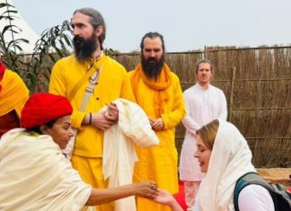 MahaKumbh 2025: महाकुंभ में एक ऐसा आश्रम जहां सभी महामंडलेश्वर हैं विदेशी, बोलते हैं फर्राटेदार संस्कृत