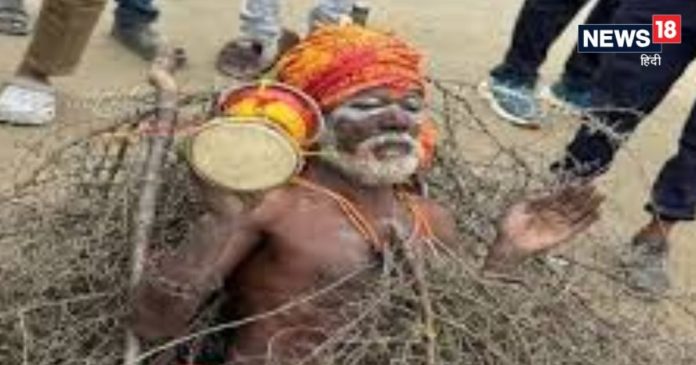 Mahakumbh 2025: कांटों वाले बाबा से लेकर सिर पर अनाज