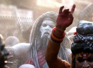 Naga Sadhus: जब काशी विश्वनाथ मंदिर को बचाने के लिए औरंगजेब की सेना से भिड़ गए नागा साधु, 40 हजार ने दी प्राणों की आहुति