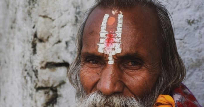 तिलक दिखावा नहीं, इसके वैज्ञानिक फायदे जानकर रह जाएंगे हैरान...