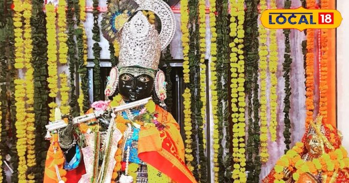 दुनिया का इकलौता मंदिर जहां कान्हा के साथ मीरा है