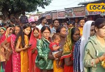 नसीब वालों को मिलती है यह खिचड़ी, एक कटोरी के लिए कोसों दूर से चले आते श्रद्धालु, DM-SP करते वितरण