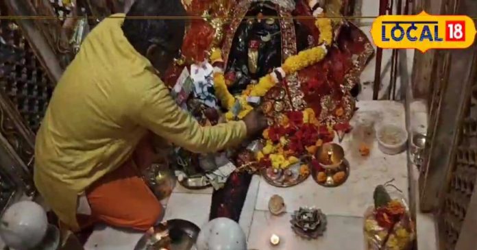 सिर्फ यहां जमीन पर लेटी हैं मां काली, हर साल
