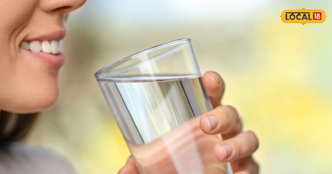 पानी पीते वक्त आप भी तो नहीं कर रहे ये गलती… गलत तरीका ले सकता है जान