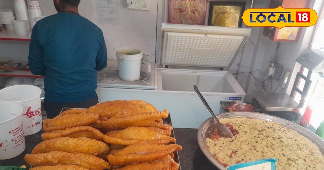 लखनऊ के गोमती नगर में आदर्श यादव दूध डेयरी का प्रसिद्ध लौंग लता.