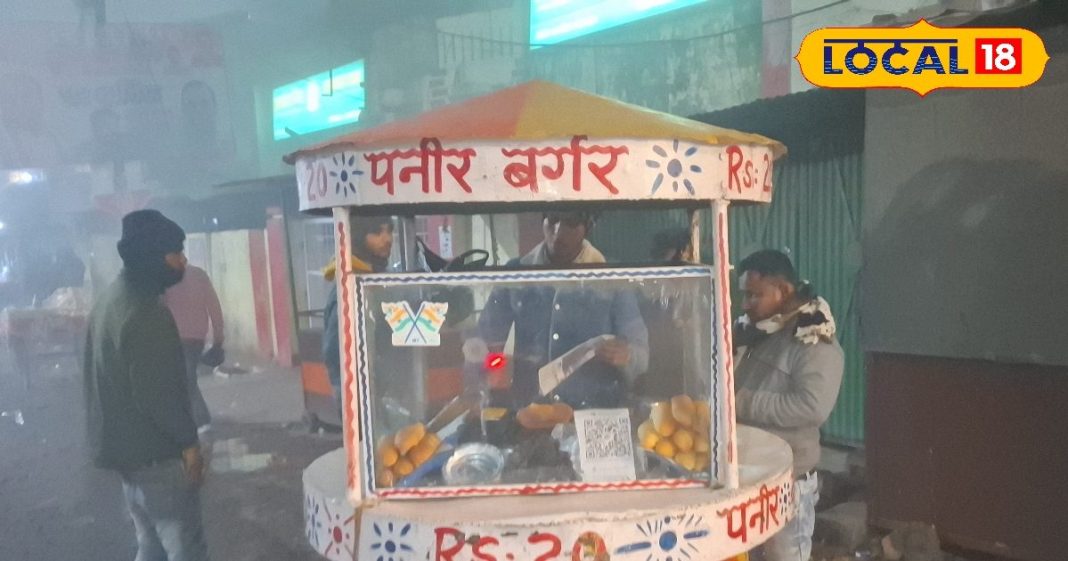 बहराइच में रविंद का खास पनीर बर्गर: गोल ठेले पर मिलता है स्वाद