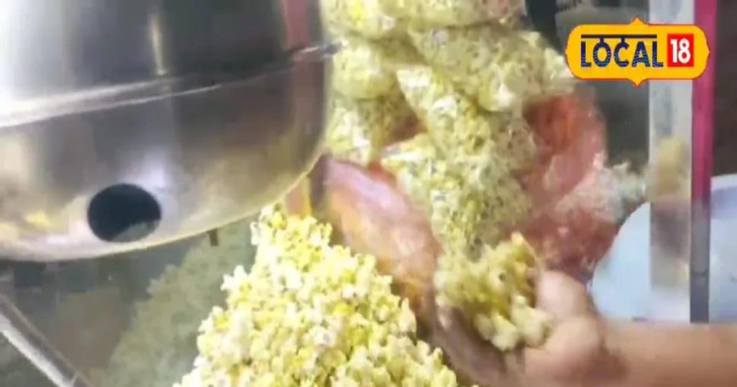 Popcorn vendors from Uttar Pradesh are creating havoc in Hyderabad, there is a crowd of popcorn eaters at their shop.