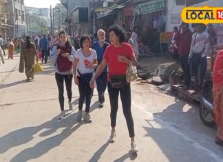 इटली की 2 बहनें महाकुंभ स्नान के बाद पहुंची चित्रकूट, मंदाकिनी नदी में लगाई डुबकी, घाटों पर सैलानियों का लगा रहा रेला