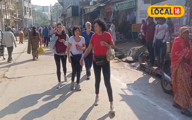 इटली की 2 बहनें महाकुंभ स्नान के बाद पहुंची चित्रकूट, मंदाकिनी नदी में लगाई डुबकी, घाटों पर सैलानियों का लगा रहा रेला