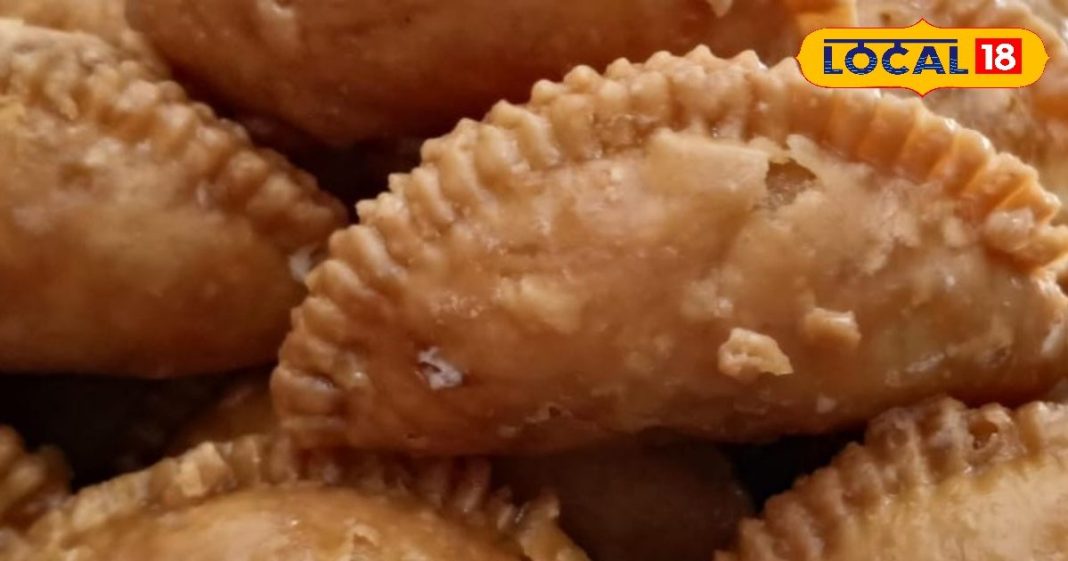Famous Gujiya Shop in UP: शुद्ध देसी घी और काजू-बादाम से लदालद मिठाई…स्वाद में काजू कतली की भी बाप, 5 घंटों की मेहनत से होती है तैयार