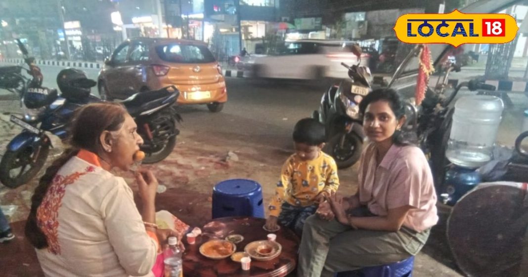 धनबाद का अनोखा मोमोज स्टॉल! चलती फिरती गाड़ी में मिलेगा लाजवाब स्वाद, 8 से ज्यादा वैरायटी का लें आनंद