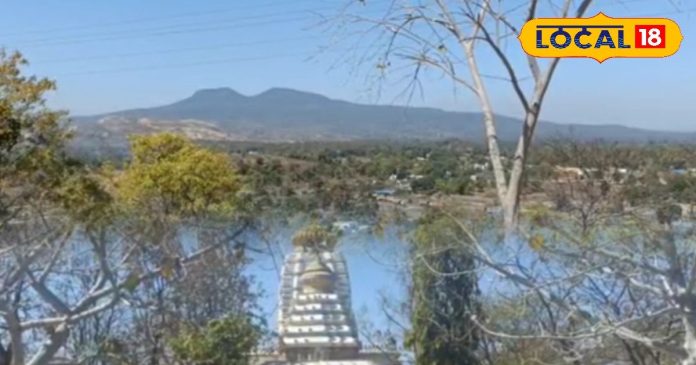 Hanuman Temple: चमत्कारी है चकचकवा पहाड़ का हनुमान मंदिर, साल