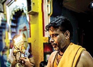 Mandir Me Purush Pujari: मंदिरों में आखिर क्यों होते हैं सिर्फ पुरुष पुजारी? जानें इसके पीछे की वजह