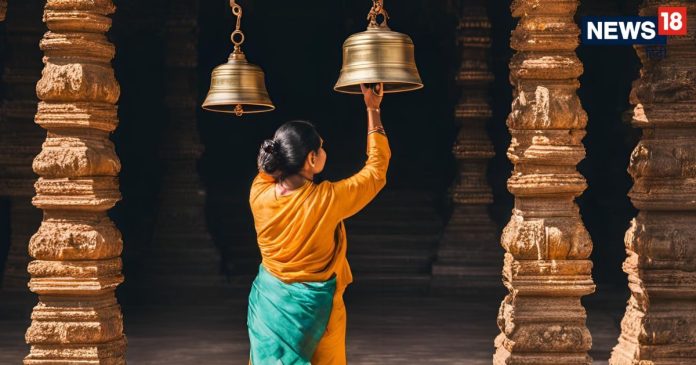 Puja-Path Niyam: मंदिर से लौटते वक्त भूलकर भी ना करें