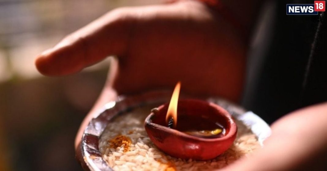 Deepak Jalane Ke Fayde: घर में दीपक जलाने का आज से ही बना लें ये नियम, नहीं तो बर्बादी से नहीं बचा पाएगा कोई