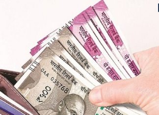 Vastu Tips: पैसे रखते समय इन 3 बातों का रखें खास ध्यान, वरना लक्ष्मी हो जाएंगी नाराज!