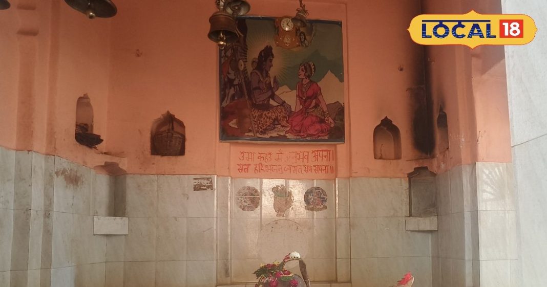 चमत्कारी मंदिर! दिन में तीन बार रंग बदलता है शिवलिंग, औरंगजेब के तलवार मारने पर बहने लगा था खून!