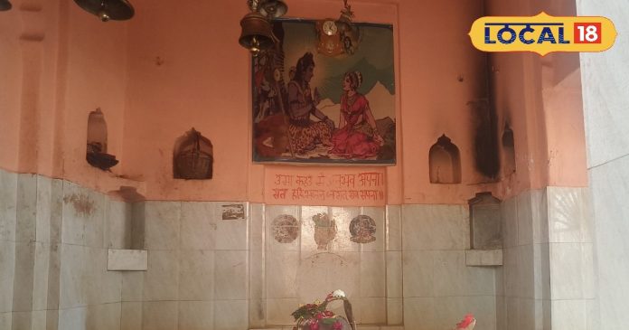 चमत्कारी मंदिर! दिन में तीन बार रंग बदलता है शिवलिंग,