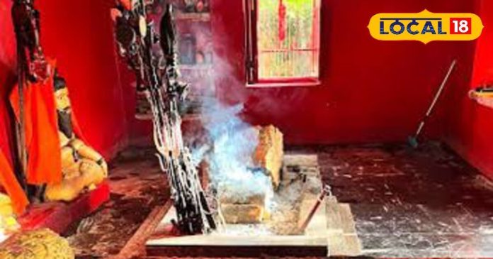 धर्मशाला के इस मंदिर में जलता धूना 500 सालों से
