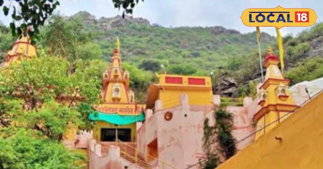 बहता हुआ झरना…. 400 फीट ऊंची पहाड़ी.. जानें झरनेश्वर महादेव मंदिर का इतिहास