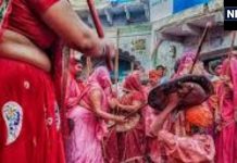 Barsana Holi: होली पर महिलाओं से क्यों पिटते हैं पुरुष! जानें विश्वप्रसिद्ध बरसाना की लठमार होली के बारे में