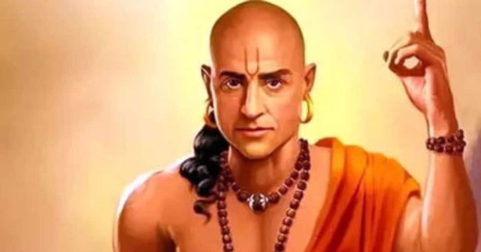 Chanakya Niti: इन 3 परिस्थितियों में घबराने वाला व्यक्ति कभी