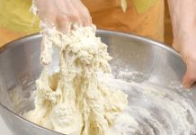 साधारण पानी से नहीं, अब से इन चीजों के साथ गूंथे आटा, फिर देखें जीवन में बदलाव, हर दिन मिलाएं अलग-अलग चीजें