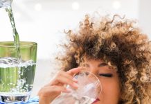 क्या आप भी ज्यादा पानी पी रहे हैं? तुरंत कम कीजिए वरना शरीर के हर अंग पर होगा असर, मौत तक का खतरा