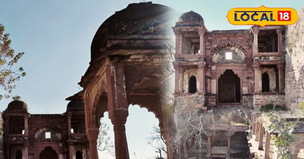 The first Agni Johar took place in this fort of Bharatpur. Even today the marks of the queen’s head and hands are present in the fort.