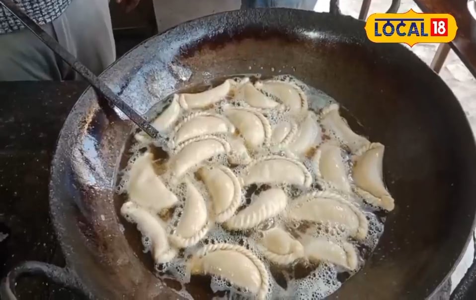 this 10 rupees gujiya have amazing taste