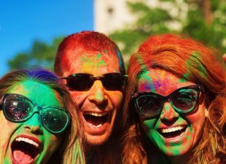 Happy Holi Wishes: होली आई है, ढेरों खुशियां लाई है… रंगों के त्योहार पर अपनों को भेजें ये शुभकामना संदेश