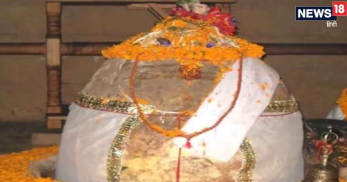 Mysterious Temple: इस मंदिर पर हर 12 साल में गिरती