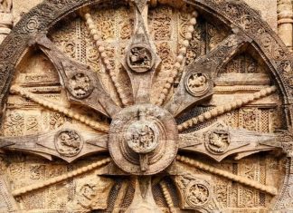 Mysterious Temple: सूर्य देव के इस मंदिर में रथ के पहिए करते हैं घड़ी का काम, अद्भुत कहानी कर देगी हैरान