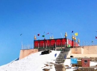 Mysterious Temple: हिमालय की चोटी पर स्थित चमत्कारी मंदिर, चार महीने की बर्फबारी में भी देवी की मूर्ति पर नहीं टिकती बर्फ