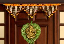 Vastu Tips: घर के मुख्य द्वार पर गणपति की तस्वीर लगाना शुभ या अशुभ? जानें क्या कहता है वास्तुशास्त्र