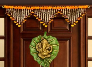 Vastu Tips: घर के मुख्य द्वार पर गणपति की तस्वीर लगाना शुभ या अशुभ? जानें क्या कहता है वास्तुशास्त्र