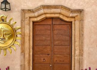 Vastu Tips: पितृ दोष, गुरु चांडाल दोष, शनि के बुरे प्रभाव से बचाती है घर के मुख्य द्वार पर लगी सूर्य देव की प्रतिमा!