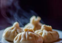 दिल्ली में मोमोज खाने की बेस्ट जगहें: डोलमा आंटी, मोमो मिया, डिपॉल्स.