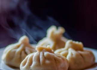 दिल्ली में मोमोज खाने की बेस्ट जगहें: डोलमा आंटी, मोमो मिया, डिपॉल्स.