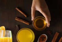 रोज रात को हल्दी दूध पीने से क्या होता है? पेट, लिवर और स्किन की हर समस्या पर लगेगा फुल स्टॉप, जानें नुकसान भी