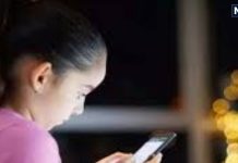 Mobile Addiction: इस उपाय से बच्चा बना लेगा मोबाइल से दूरी, पढ़ाई की तरफ बढ़ेगा उसका ध्यान