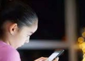 Mobile Addiction: इस उपाय से बच्चा बना लेगा मोबाइल से दूरी, पढ़ाई की तरफ बढ़ेगा उसका ध्यान