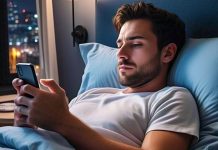 बिस्तर पर जाने के बाद करते हैं ये काम तो 59% बढ़ जाती है नींद न आने की समस्या